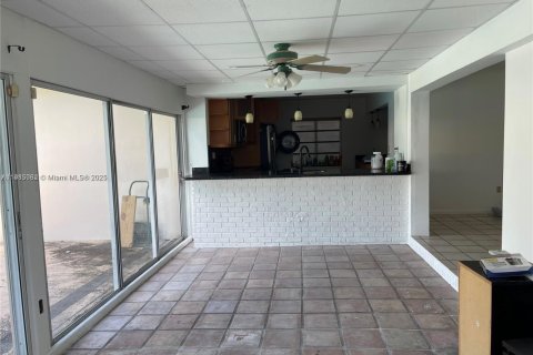 Villa ou maison à louer à Hollywood, Floride: 3 chambres, 170.38 m2 № 1971371 - photo 4