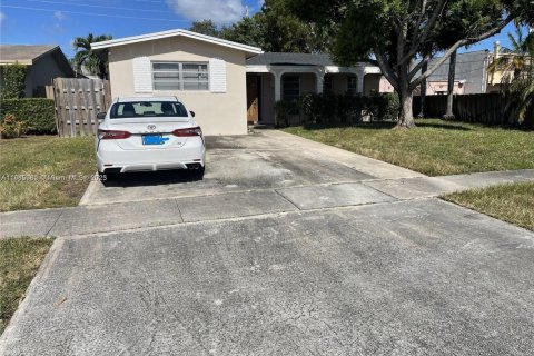 Villa ou maison à louer à Hollywood, Floride: 3 chambres, 170.38 m2 № 1971371 - photo 1