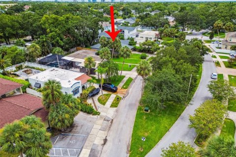 House in Tampa, Florida 4 bedrooms, 181.25 sq.m. № 1866009 - photo 4