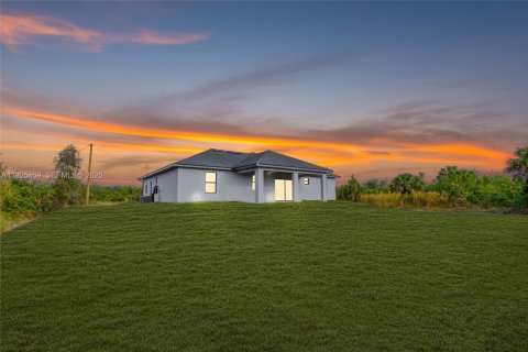Casa en venta en Lehigh Acres, Florida, 3 dormitorios № 1983920 - foto 1