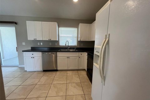House in North Port, Florida 3 bedrooms, 148.83 sq.m. № 2197088 - photo 3