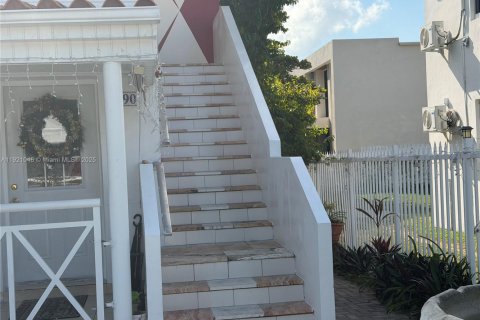 Propiedad comercial en venta en Miami, Florida, 209.77 m2 № 1976037 - foto 2