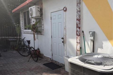 Propiedad comercial en venta en Miami, Florida, 209.77 m2 № 1976037 - foto 12