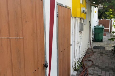 Propiedad comercial en venta en Miami, Florida, 209.77 m2 № 1976037 - foto 9