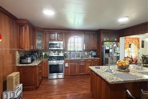 Propiedad comercial en venta en Miami, Florida, 209.77 m2 № 1976037 - foto 3