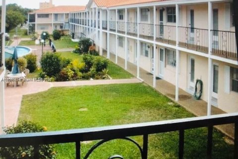 Condominio en venta en Hollywood, Florida, 2 dormitorios, 89.19 m2 № 1962774 - foto 2