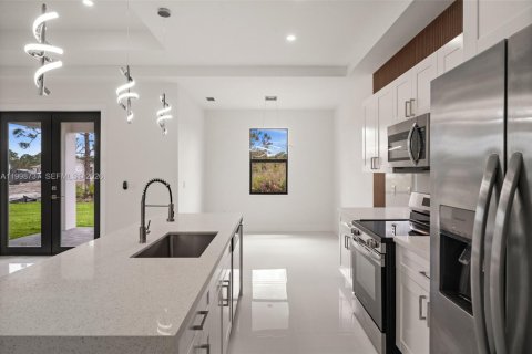 Купить виллу или дом в Лихай-Эйкерс, Флорида 4 спальни, № 2060901 - фото 10