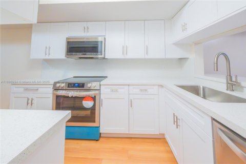 Adosado en venta en Miami, Florida, 2 dormitorios, 131.46 m2 № 1948702 - foto 4