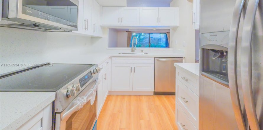 Adosado en Miami, Florida 2 dormitorios, 131.46 m2 № 1948702