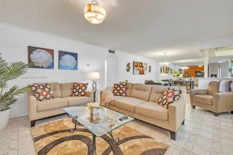Copropriété à louer à Hallandale Beach, Floride: 2 chambres, 99.41 m2 № 1842602 - photo 10