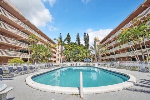 Copropriété à louer à Hallandale Beach, Floride: 2 chambres, 99.41 m2 № 1842602 - photo 23