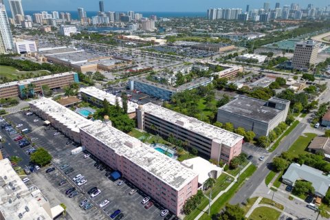 Copropriété à louer à Hallandale Beach, Floride: 2 chambres, 99.41 m2 № 1842602 - photo 30
