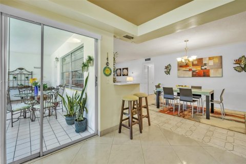Copropriété à louer à Hallandale Beach, Floride: 2 chambres, 99.41 m2 № 1842602 - photo 5