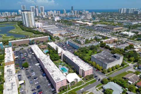 Copropriété à louer à Hallandale Beach, Floride: 2 chambres, 99.41 m2 № 1842602 - photo 25