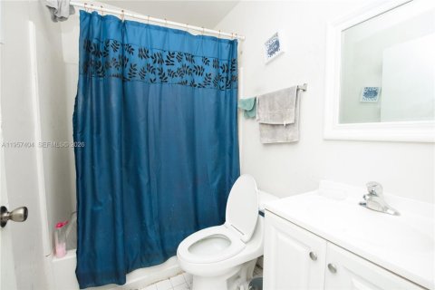 Propiedad comercial en venta en Cutler Bay, Florida, 203.46 m2 № 2011661 - foto 17