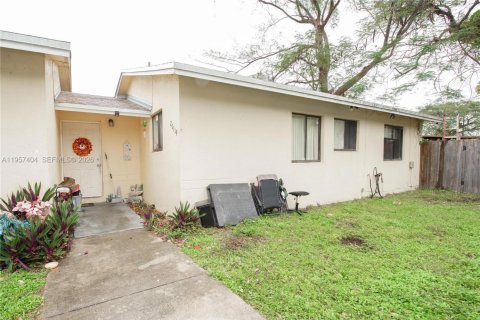 Propiedad comercial en venta en Cutler Bay, Florida, 203.46 m2 № 2011661 - foto 4