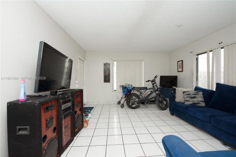 Propiedad comercial en venta en Cutler Bay, Florida, 203.46 m2 № 2011661 - foto 21