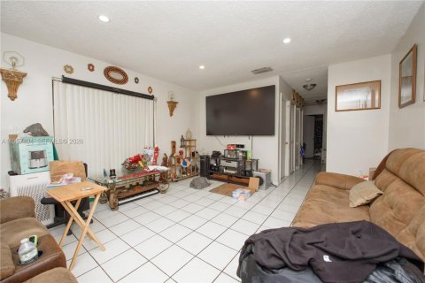 Propiedad comercial en venta en Cutler Bay, Florida, 203.46 m2 № 2011661 - foto 12