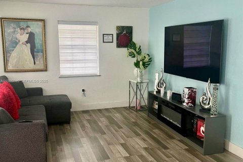 Villa ou maison à vendre à Miami Gardens, Floride: 3 chambres, 108.88 m2 № 1986610 - photo 2