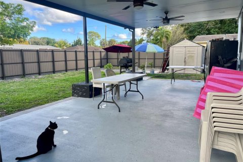 House in Miami Gardens, Florida 3 bedrooms, 108.88 sq.m. № 1986610 - photo 15