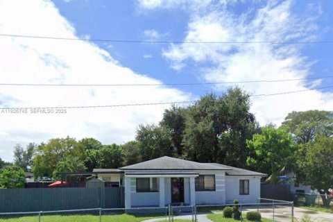 Купить виллу или дом в Майами-Гарденс, Флорида 3 спальни, 108.88м2, № 1986610 - фото 1