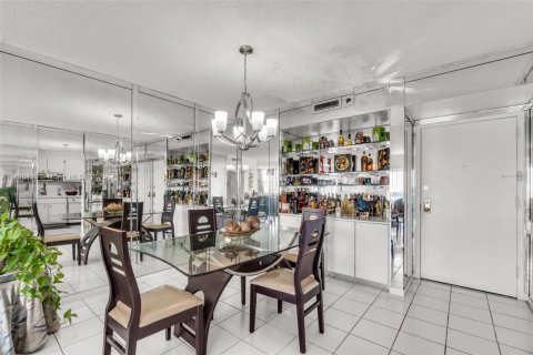 Condo in Hollywood, Florida, 2 bedrooms  № 1823929 - photo 11