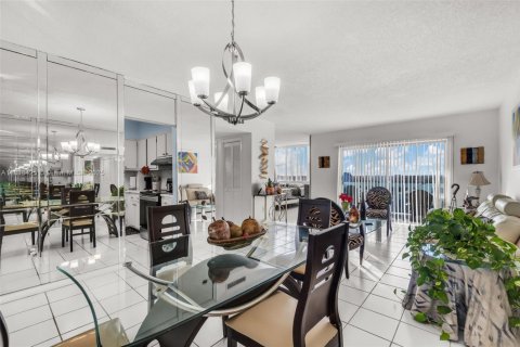 Condo in Hollywood, Florida, 2 bedrooms  № 1823929 - photo 12