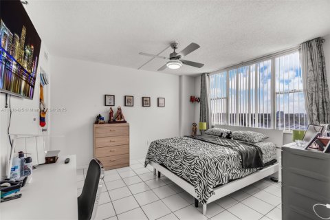 Condo in Hollywood, Florida, 2 bedrooms  № 1823929 - photo 15