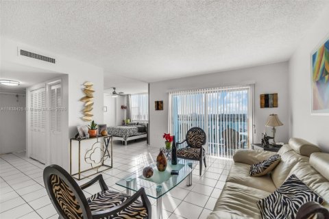 Condo in Hollywood, Florida, 2 bedrooms  № 1823929 - photo 7