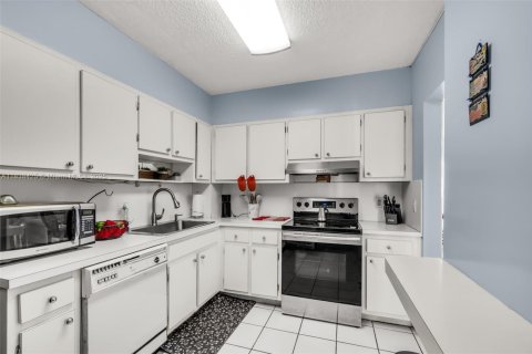 Condo in Hollywood, Florida, 2 bedrooms  № 1823929 - photo 14