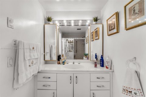 Condo in Hollywood, Florida, 2 bedrooms  № 1823929 - photo 24