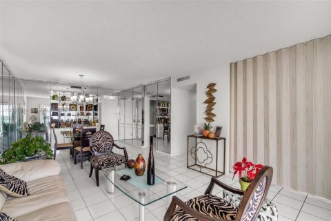 Condo in Hollywood, Florida, 2 bedrooms  № 1823929 - photo 9