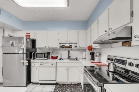 Condo in Hollywood, Florida, 2 bedrooms  № 1823929 - photo 13