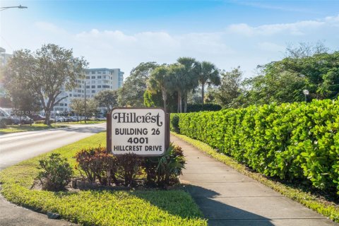 Condo in Hollywood, Florida, 2 bedrooms  № 1823929 - photo 1
