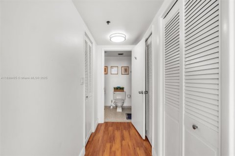 Condo in Hollywood, Florida, 2 bedrooms  № 1823929 - photo 22