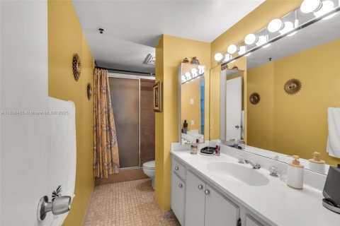 Condo in Hollywood, Florida, 2 bedrooms  № 1823929 - photo 17