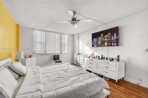 Condo in Hollywood, Florida, 2 bedrooms  № 1823929 - photo 21