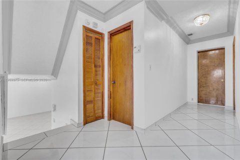 Casa en venta en Miami, Florida, 4 dormitorios, 315.96 m2 № 2030807 - foto 27
