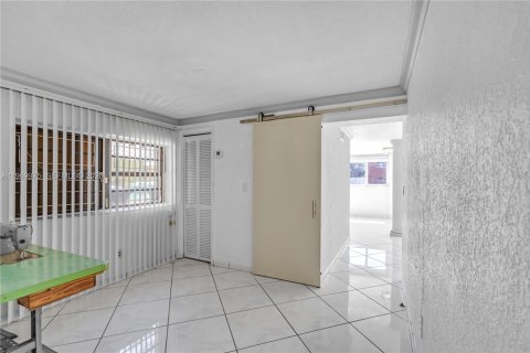 Casa en venta en Miami, Florida, 4 dormitorios, 315.96 m2 № 2030807 - foto 26