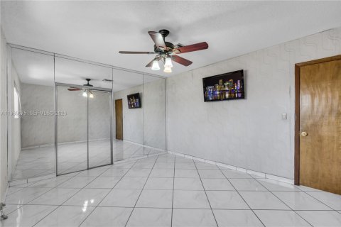 Casa en venta en Miami, Florida, 4 dormitorios, 315.96 m2 № 2030807 - foto 30