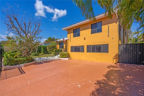 Casa en venta en Miami, Florida, 4 dormitorios, 315.96 m2 № 2030807 - foto 3
