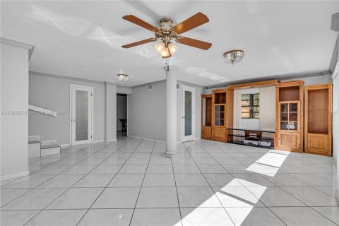 Casa en venta en Miami, Florida, 4 dormitorios, 315.96 m2 № 2030807 - foto 19