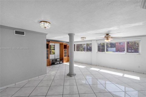 Casa en venta en Miami, Florida, 4 dormitorios, 315.96 m2 № 2030807 - foto 22