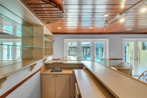 Casa en venta en Miami, Florida, 4 dormitorios, 315.96 m2 № 2030807 - foto 17