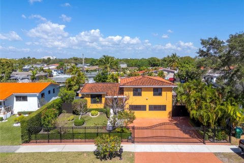 Casa en venta en Miami, Florida, 4 dormitorios, 315.96 m2 № 2030807 - foto 1
