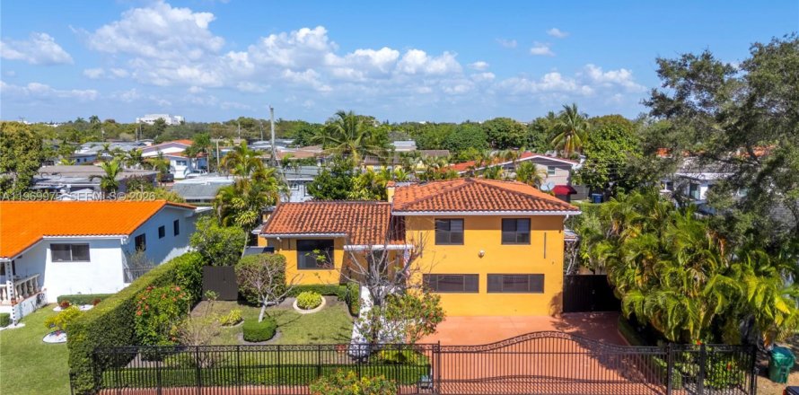 Casa en Miami, Florida 4 dormitorios, 315.96 m2 № 2030807