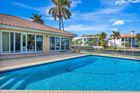 House in Highland Beach, Florida 4 bedrooms, 290.04 sq.m. № 2179460 - photo 10