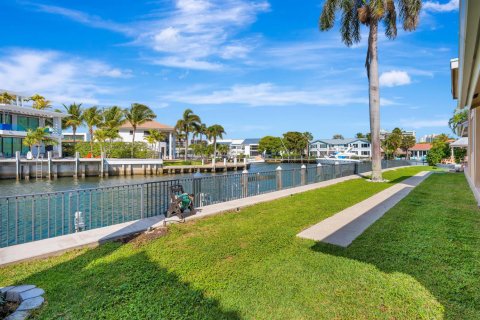 House in Highland Beach, Florida 4 bedrooms, 290.04 sq.m. № 2179460 - photo 21