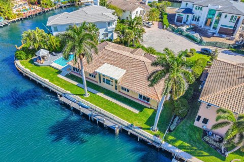 House in Highland Beach, Florida 4 bedrooms, 290.04 sq.m. № 2179460 - photo 4