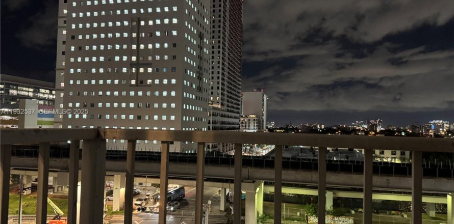 Кондоминиум с 1 спальней в Майами, Флорида № 1990968